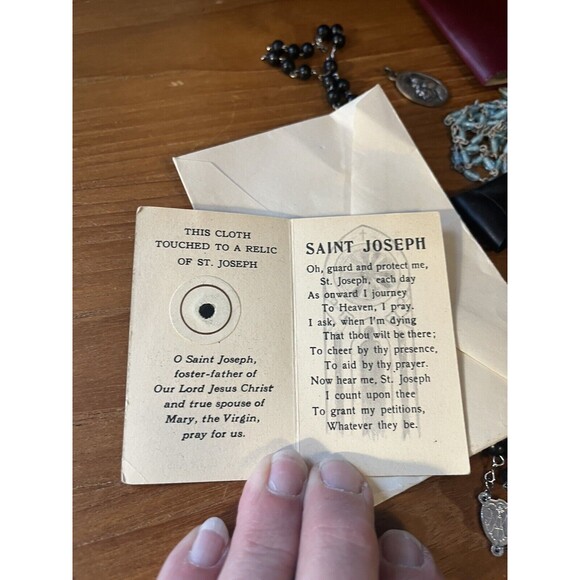 ASSORTED VINTAGE CHRISTIAN MEDALLIONS, CROSSES KEY CHAINS BROCHURES ESTATE - Picture 11 of 12